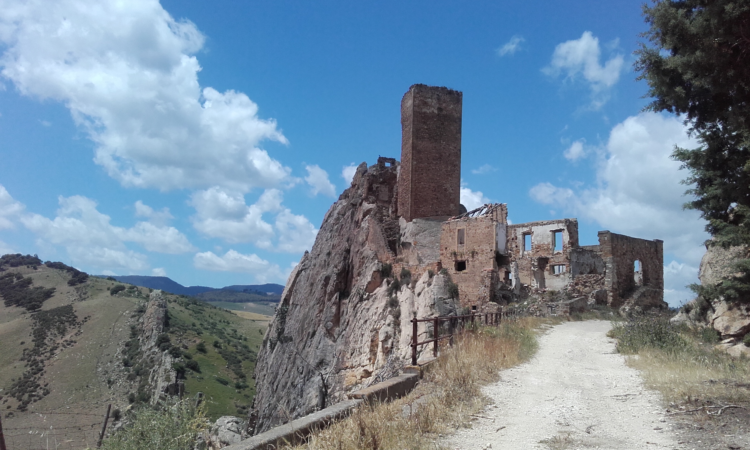 Castello di Pietratagliata e valle del Gornalunga – Domenica 29 Maggio